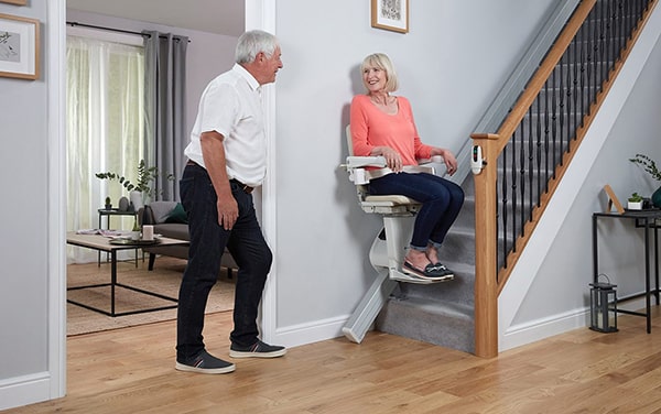 Có nên lắp ghế thang máy cho người già trong nhà nhiều tầng?